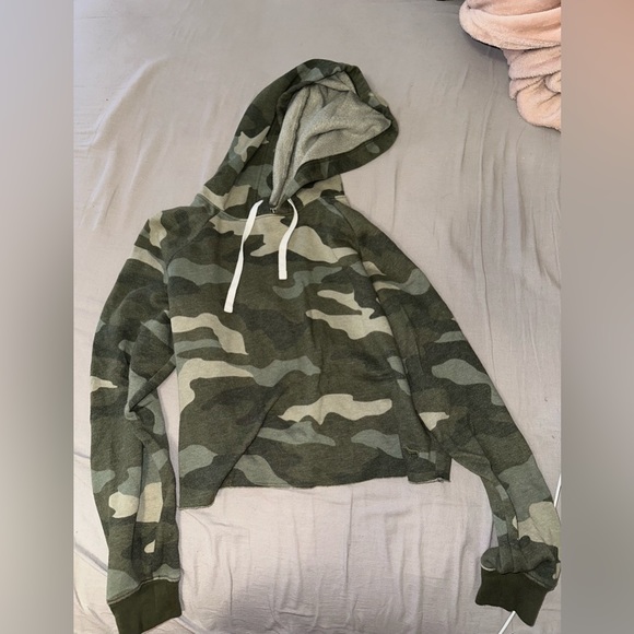 Cropped camo hoodie from pink - Picture 1 of 2